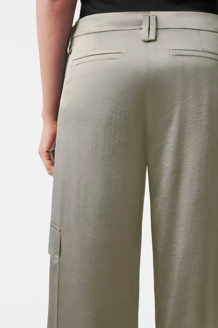 מכנסי סאטן רחבים בגזרת Oהרכב: 89% טריאצטט, 11% פוליאסטרהדוגמנית בגובה 1.76 ולובשת מידה 27 של דרייקורן