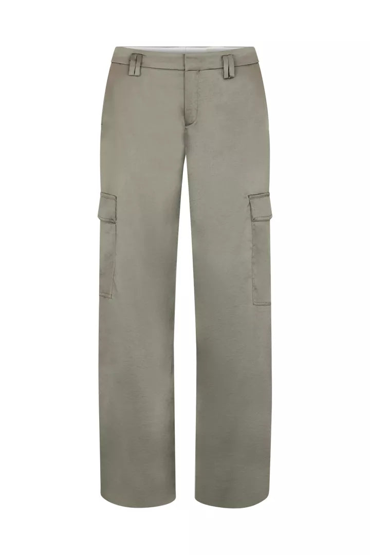 מכנסי סאטן רחבים בגזרת Oהרכב: 89% טריאצטט, 11% פוליאסטרהדוגמנית בגובה 1.76 ולובשת מידה 27 של דרייקורן