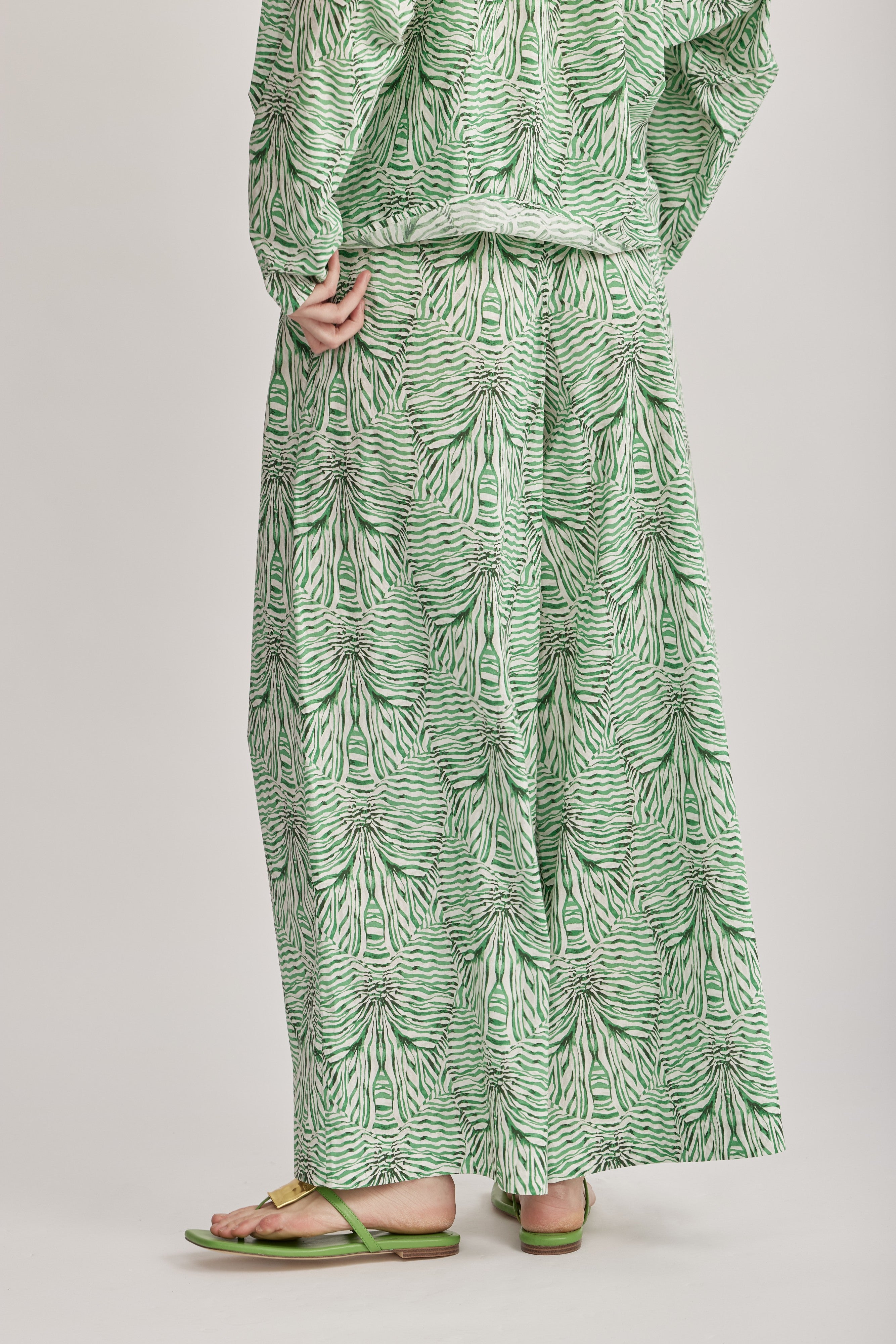 מכנסיים מבית המותג DRYKORN, מבד כותנה קליל וזורם, בהדפס בגוון ירוק. המכנסיים בגזרה רחבה ונינוחה, עם מותן אלסטית בגובה סטנדרטי, ושני כיסי צד.הרכב: 100% כותנההדוגמנית בגובה 1.75 ולובשת מידה 27 של דרייקורן