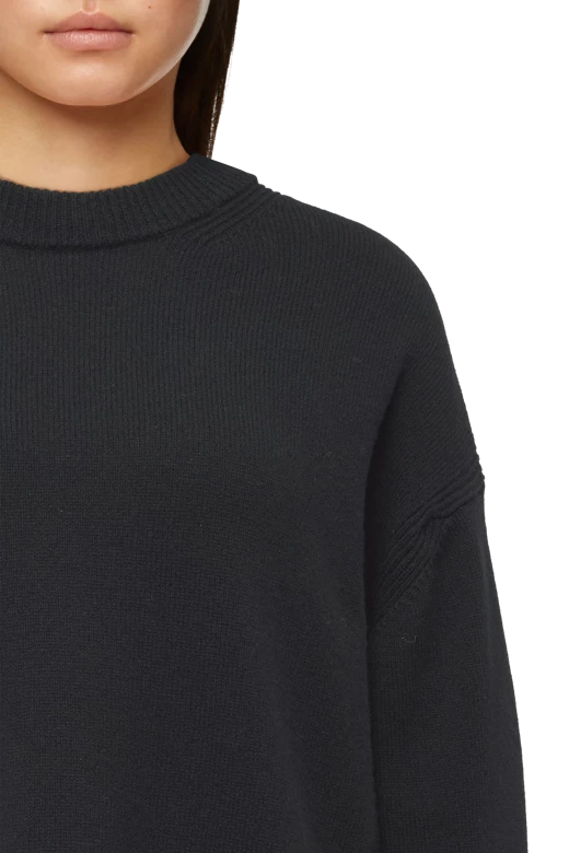 סוודר במראה לוס, מפתח צווארון עגולהרכב: 100% צמרהדוגמנית בגובה 1.78 ולובשת מידה S