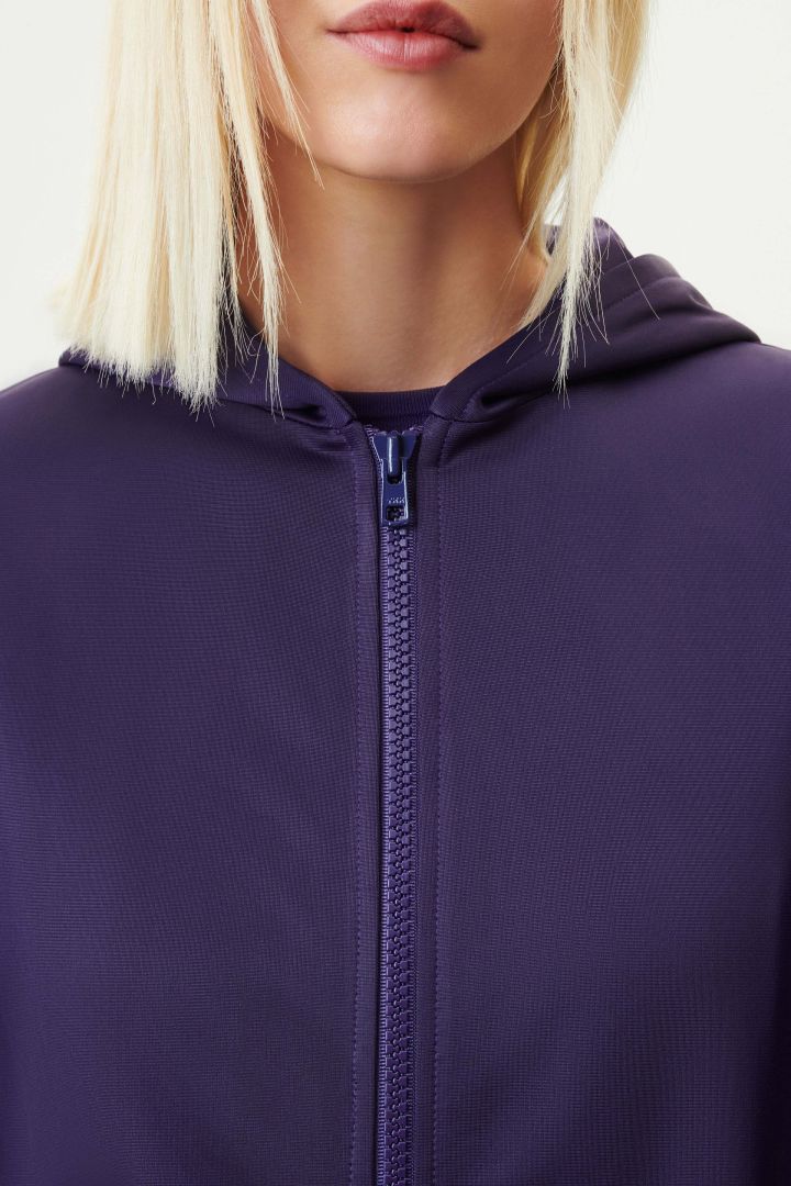 ז'קט עם קפוצ'ון במראה אוברסייז, שרוך במותן למראה הדוק או משוחררהרכב: 51% פוליאסטר, 49% טריאצטטהדוגמנית בגובה 1.77 ולובשת מידה 27 של דרייקורן