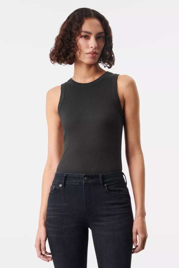 גופיית כותנה בגזרת סלים פיט, מפתח צווארון עגולהרכב: 100% כותנההדוגמנית בגובה 1.80 ולובשת מידה XS