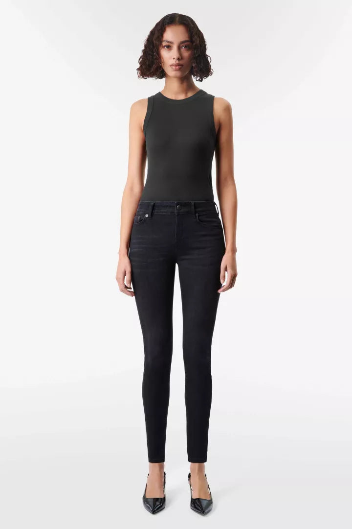 גופיית כותנה בגזרת סלים פיט, מפתח צווארון עגולהרכב: 100% כותנההדוגמנית בגובה 1.80 ולובשת מידה XS