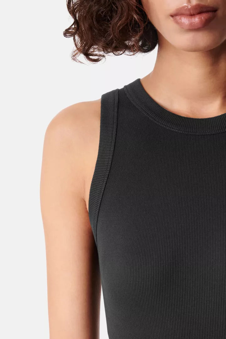 גופיית כותנה בגזרת סלים פיט, מפתח צווארון עגולהרכב: 100% כותנההדוגמנית בגובה 1.80 ולובשת מידה XS