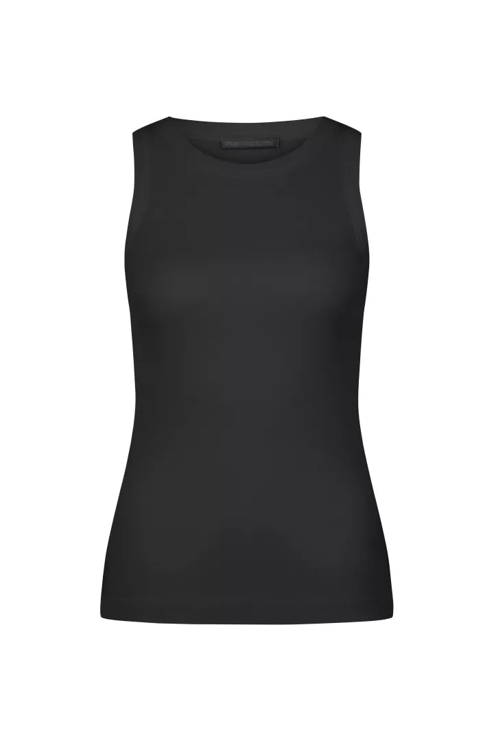 גופיית כותנה בגזרת סלים פיט, מפתח צווארון עגולהרכב: 100% כותנההדוגמנית בגובה 1.80 ולובשת מידה XS