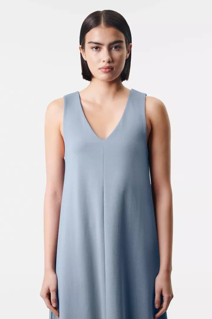 שמלת מידי בגזרת Aהרכב: 73% ליוסל, 23% פוליאמיד, 4% אלסטןהדוגמנית בגובה 1.78 ולובשת מידה S