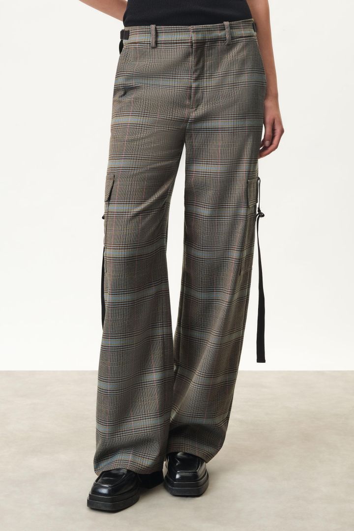 מכנסי קרגו בגזרת O עם הדפס משבצותהרכב: 62% פוליאסטר, 27% ויסקוזה, 10% צמר, 1% אלסטןהדוגמנית בגובה 1.76 ולובשת מידה 27 של דרייקורן