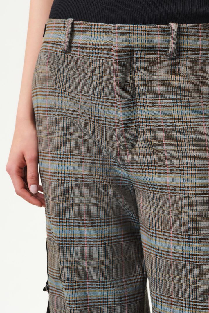 מכנסי קרגו בגזרת O עם הדפס משבצותהרכב: 62% פוליאסטר, 27% ויסקוזה, 10% צמר, 1% אלסטןהדוגמנית בגובה 1.76 ולובשת מידה 27 של דרייקורן