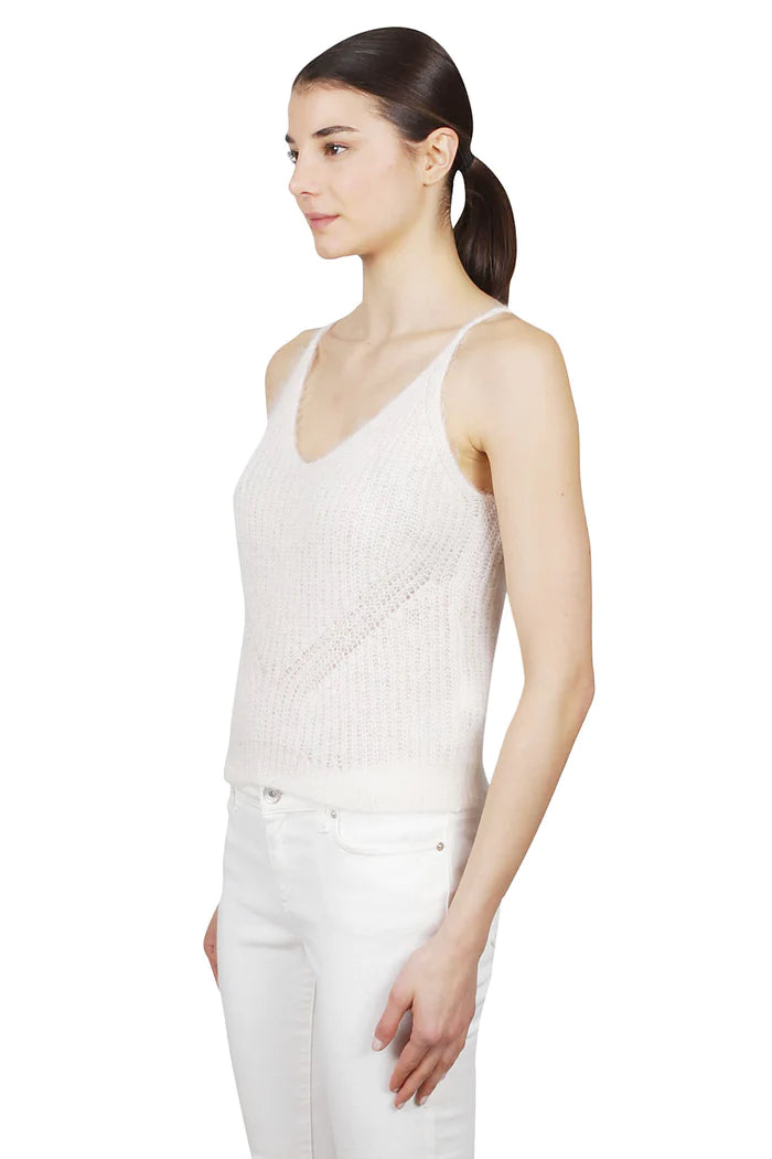 גופיה סרוגה עם דיטיילז פסיםהרכב: 70% מוהיר, 30% משיהדוגמנית בגובה 1.76 ולובשת מידה M