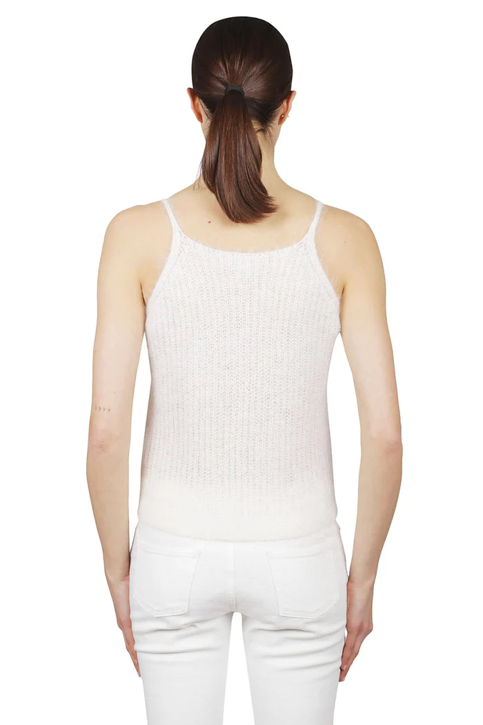 גופיה סרוגה עם דיטיילז פסיםהרכב: 70% מוהיר, 30% משיהדוגמנית בגובה 1.76 ולובשת מידה M