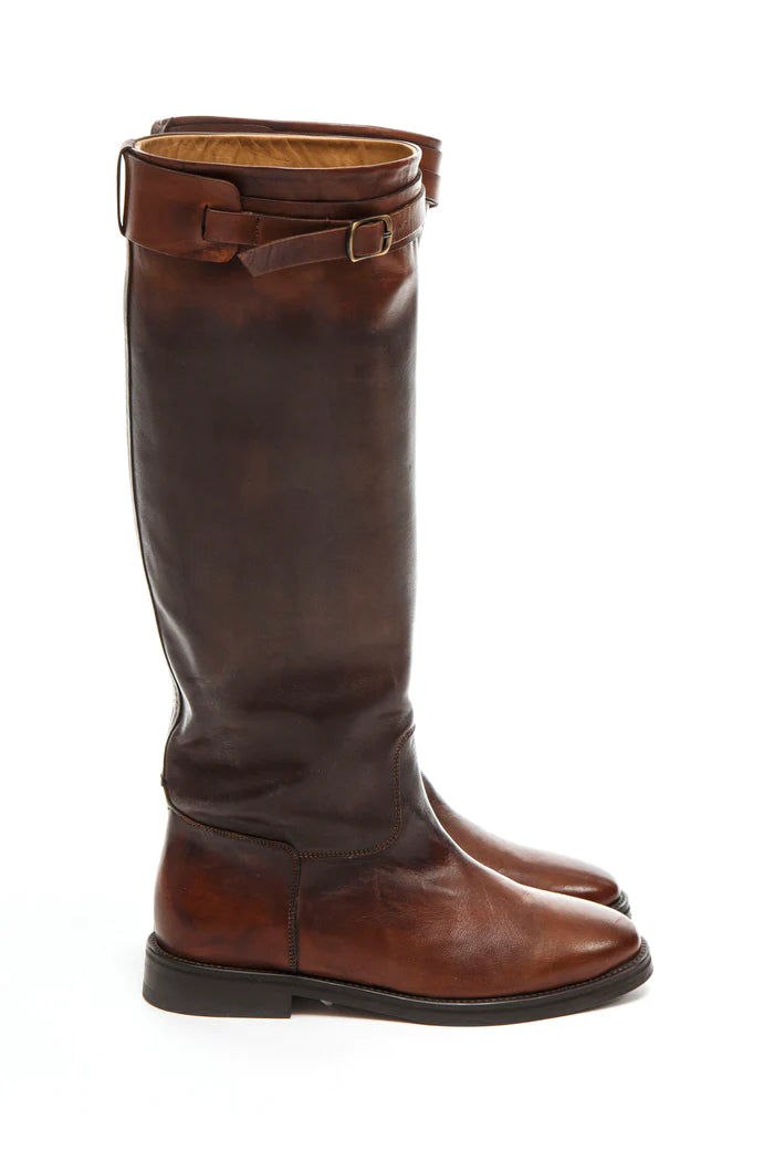 מגפי עור גבוהים עם סוליית עקב נמוכההרכב: 100% עור