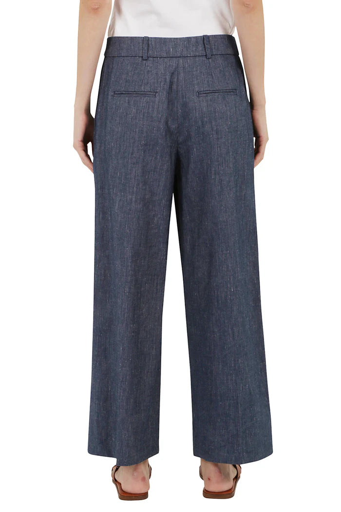 מכנסיים מחוייטים מתרחביםהרכב: 50% כותנה, 48% פשתן, 2% אלסטןהדוגמנית בגובה 1.75 ולובשת מידה 42 איטלקית