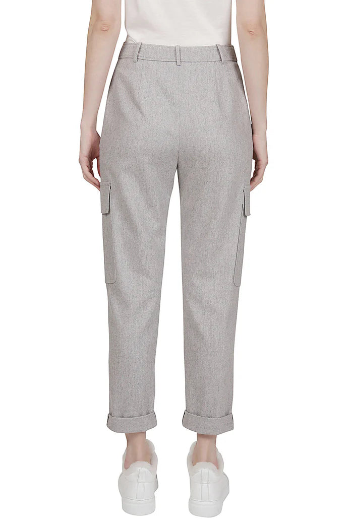 מכנסי קרגו במראה מחוייט עם מכפלת חיצוניתהרכב: 90% צמר וירג'ין, 8% קשמיר, 2% אלסטןהדוגמנית בגובה 1.75 ולובשת מידה 42 איטלקית