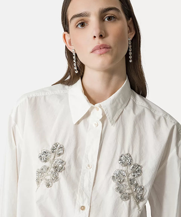 חולצת כותנה מעוטרת רקמת פייטים בצורת פרח