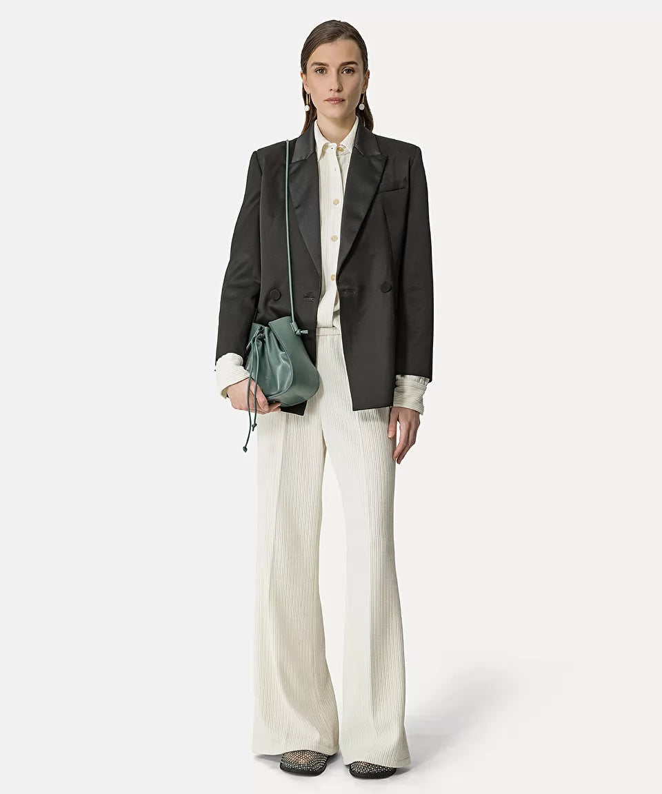 בלייזר בגזרת טוקסידו דאבל ברסטהרכב: 85% ויסקוזה, 15% צמר; בד משני: 96% פוליאסטר, 4% אלסטן; בטנה: 100% קופרוהדוגמנית בגובה 1.77 ולובשת מידה 40 איטלקית (מידה I של פורטה פורטה)