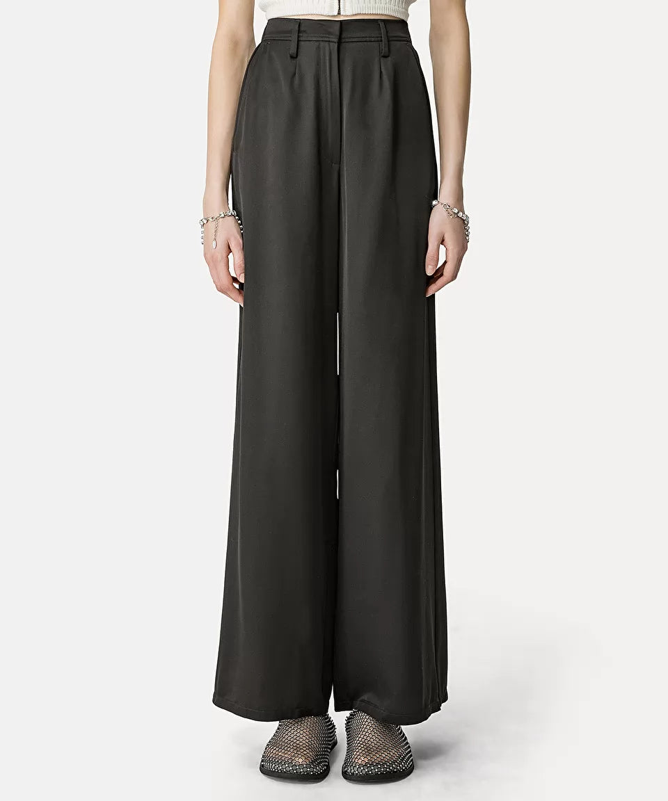 מכנסיים מחוייטים רחביםהרכב: 85% ויסקוזה, 15% צמר; בד משני: 96% פוליאסטר, 4% אלסטן; בטנה: 100% קופרוהדוגמנית בגובה 1.77 ולובשת מידה 40 איטלקית (מידה I של פורטה פורטה)