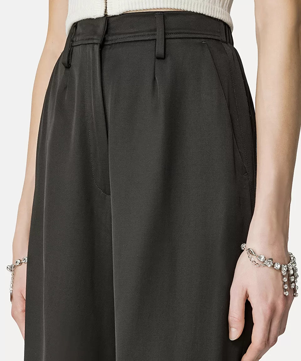 מכנסיים מחוייטים רחביםהרכב: 85% ויסקוזה, 15% צמר; בד משני: 96% פוליאסטר, 4% אלסטן; בטנה: 100% קופרוהדוגמנית בגובה 1.77 ולובשת מידה 40 איטלקית (מידה I של פורטה פורטה)