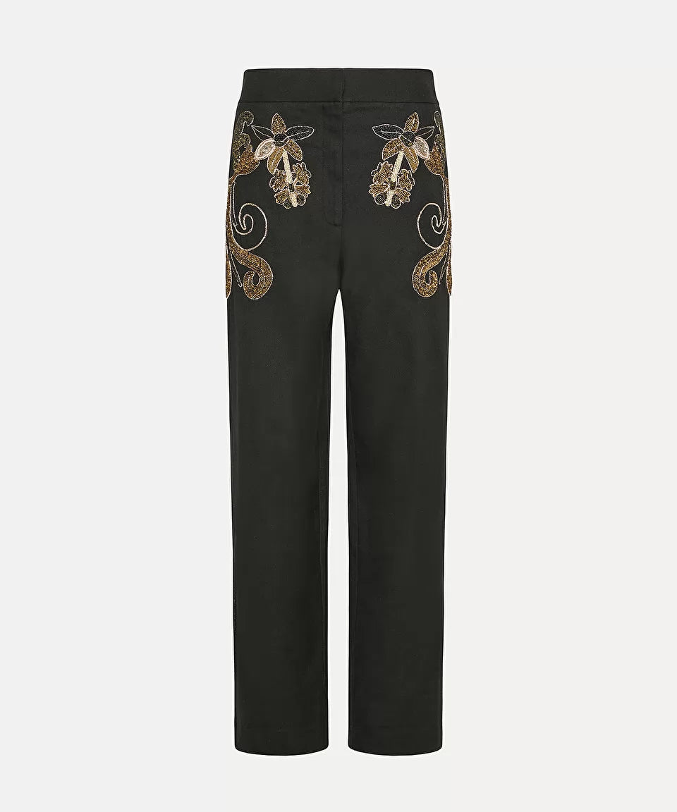 מכנסיים מחוייטים עם עיטור חרוזים הרכב: 60% כותנה, 40% צמרהדוגמנית בגובה 1.77 ולובשת מידה 40 איטלקית (מידה I של פורטה פורטה)