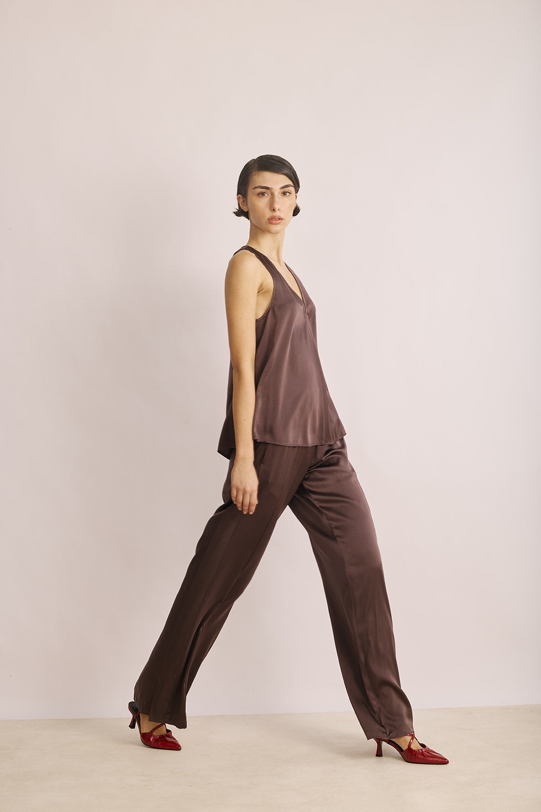 מכנסיים מתרחבים עם רצועת גומי במותן הרכב: 92% משי, 8% אלסטןהדוגמנית בגובה 1.78 ולובשת מידה I של FORTE FORTE