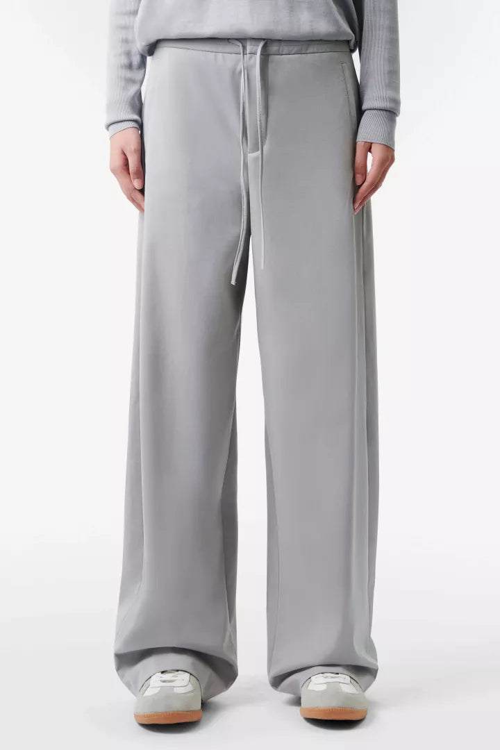 מכנסי לאונג' רחבים עם גומי במותןהרכב: 53% כותנה, 38% פוליאמיד, 9% אלסטןהדוגמנית בגובה 1.78 ולובשת מידה 28 של דרייקורן