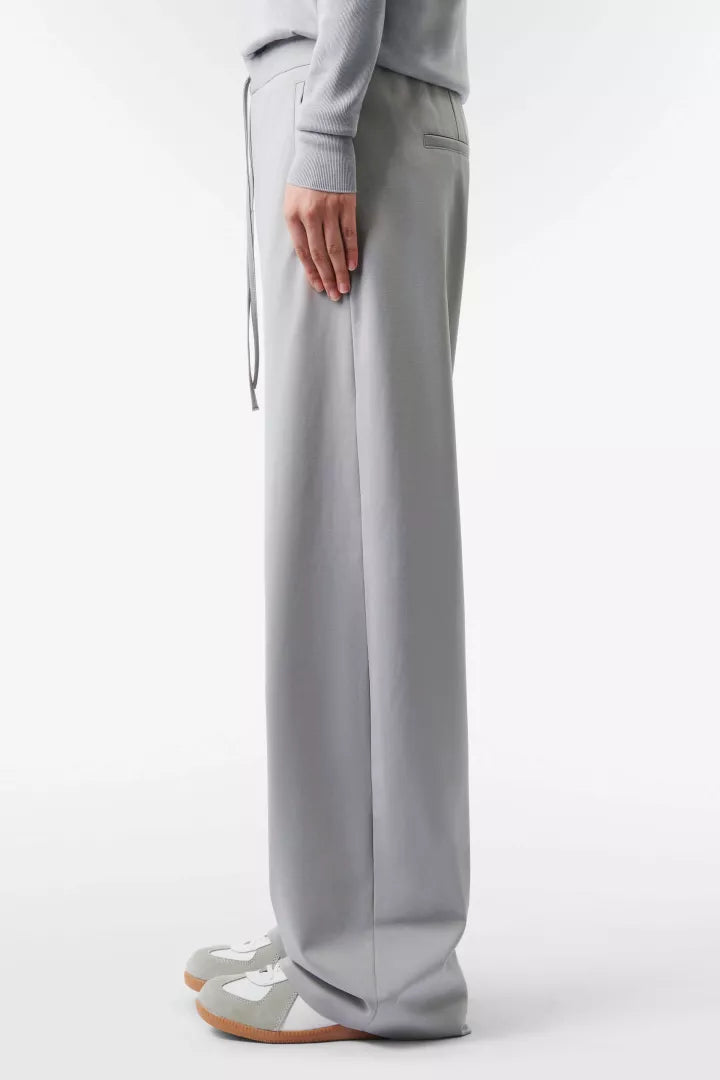 מכנסי לאונג' רחבים עם גומי במותןהרכב: 53% כותנה, 38% פוליאמיד, 9% אלסטןהדוגמנית בגובה 1.78 ולובשת מידה 28 של דרייקורן