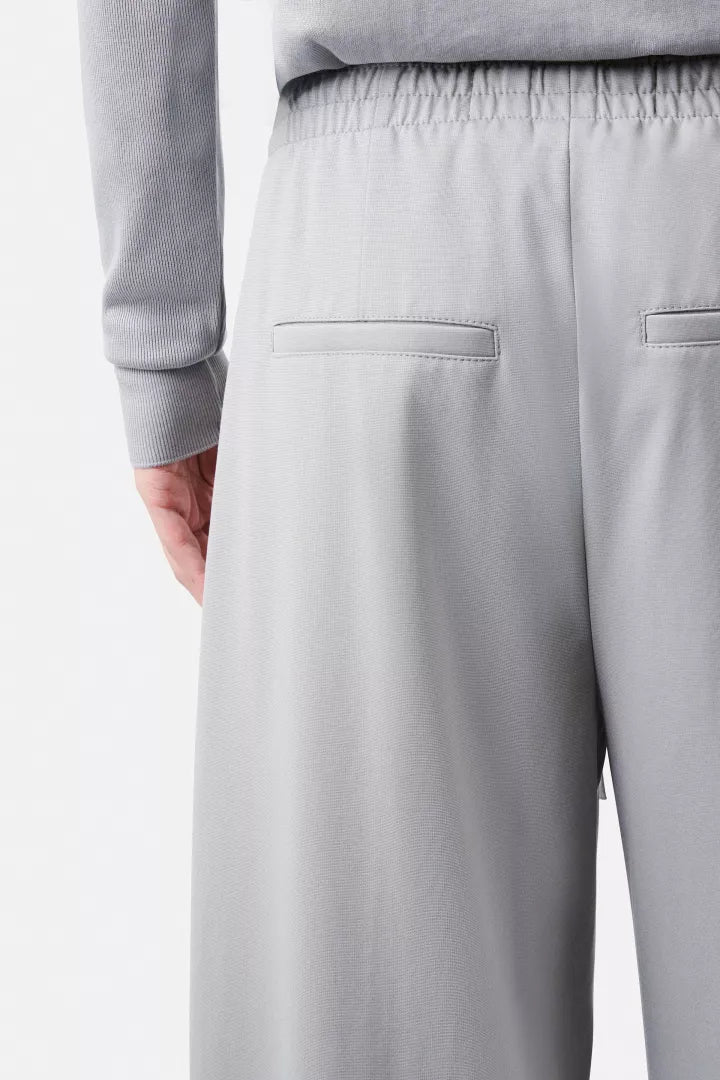 מכנסי לאונג' רחבים עם גומי במותןהרכב: 53% כותנה, 38% פוליאמיד, 9% אלסטןהדוגמנית בגובה 1.78 ולובשת מידה 28 של דרייקורן