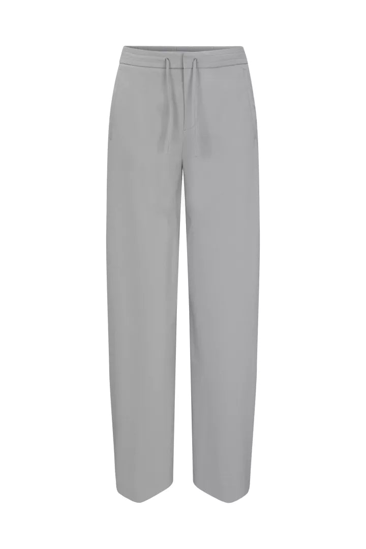 מכנסי לאונג' רחבים עם גומי במותןהרכב: 53% כותנה, 38% פוליאמיד, 9% אלסטןהדוגמנית בגובה 1.78 ולובשת מידה 28 של דרייקורן