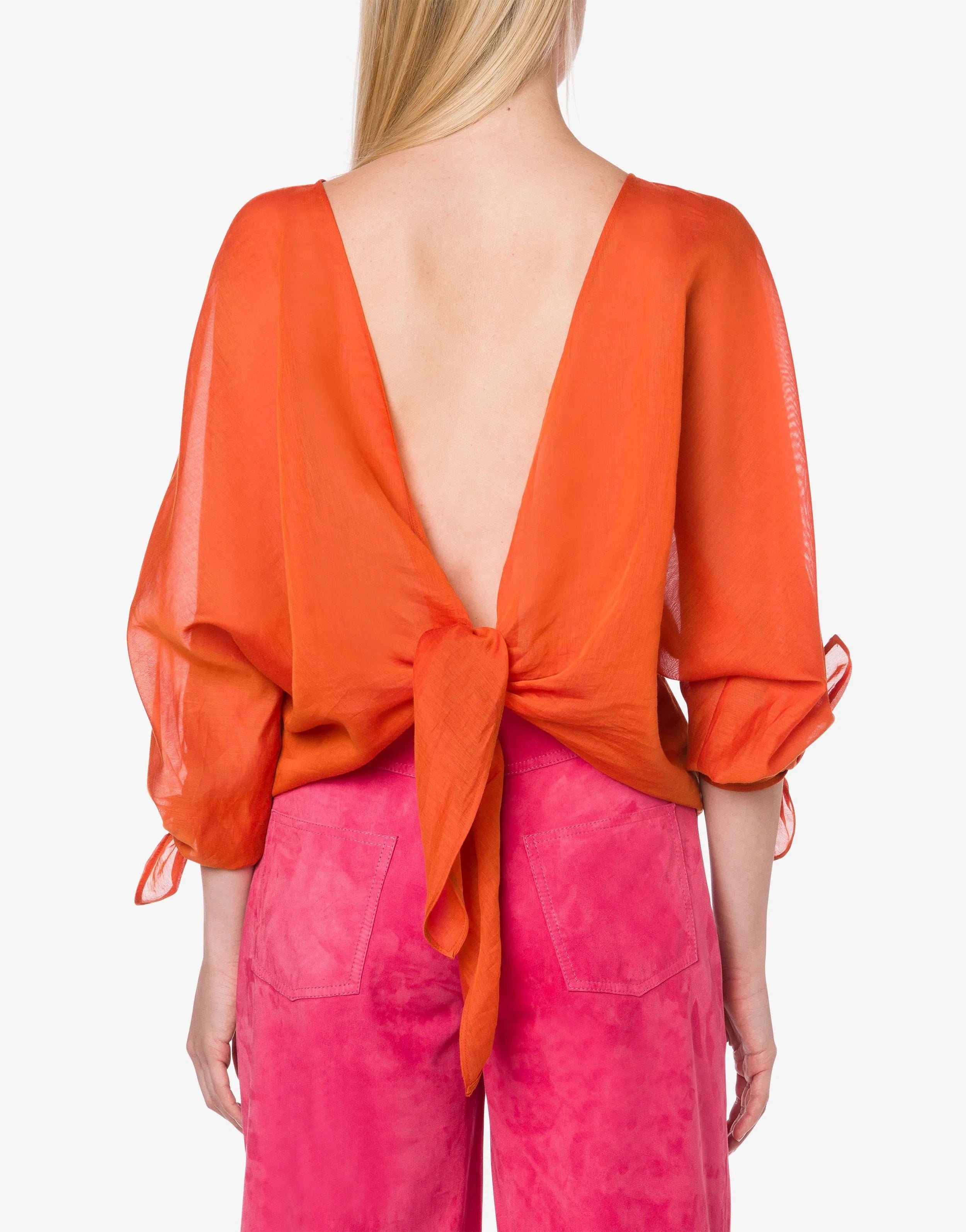 חולצה אלגנטית בשילוב משי עם אלמנט קשירה בגב, שרוולים באורך 3/4 ומפתח צווארון Vהרכב: 74% כותנה, 26% משיהדוגמנית לובשת מידה 40 איטלקית