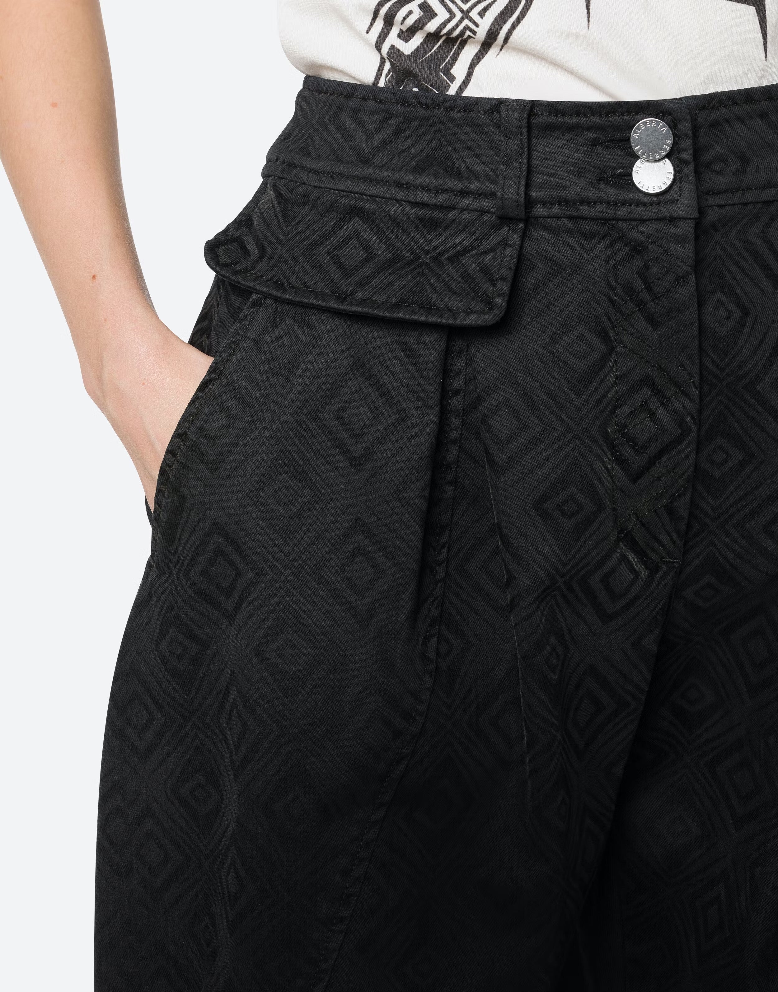 מכנסיים מחוייטים בגזרת בויפרינד עם פרינט יהלומיםהרכב: 63% כותנה, 23% פוליאסטר, 12% ויסקוזה, 2% אלסטןהדוגמנית בגובה 1.80 לובשת מידה 42 איטלקית