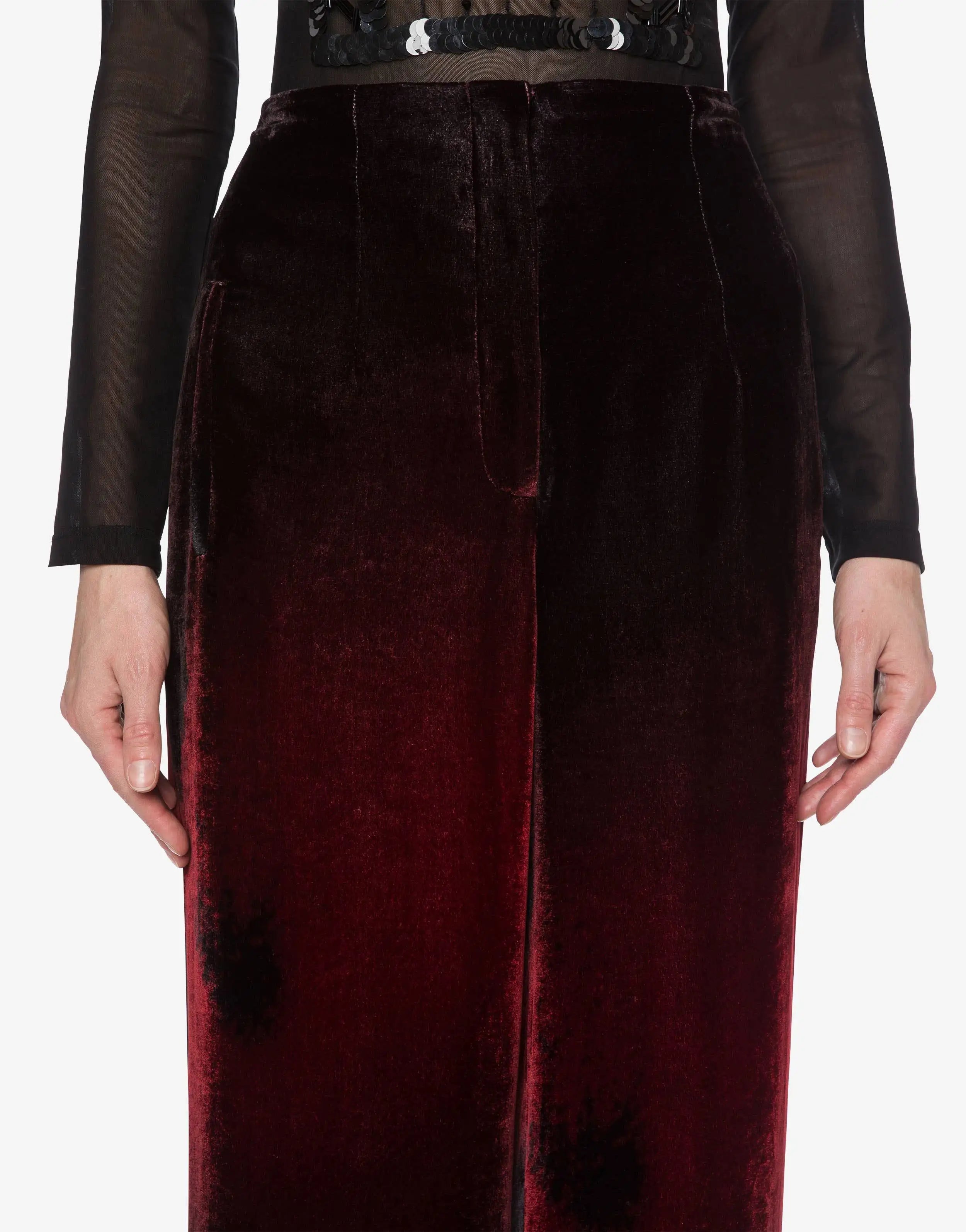 מכנסי קטיפה אלגנטיים מתרחבים בגזרה גבוהההרכב: 82% ויסקוזה, 18% משי; בטנה: 60% אצטט, 40% קופרוהדוגמנית בגובה 1.78 ולובשת מידה 42 איטלקית