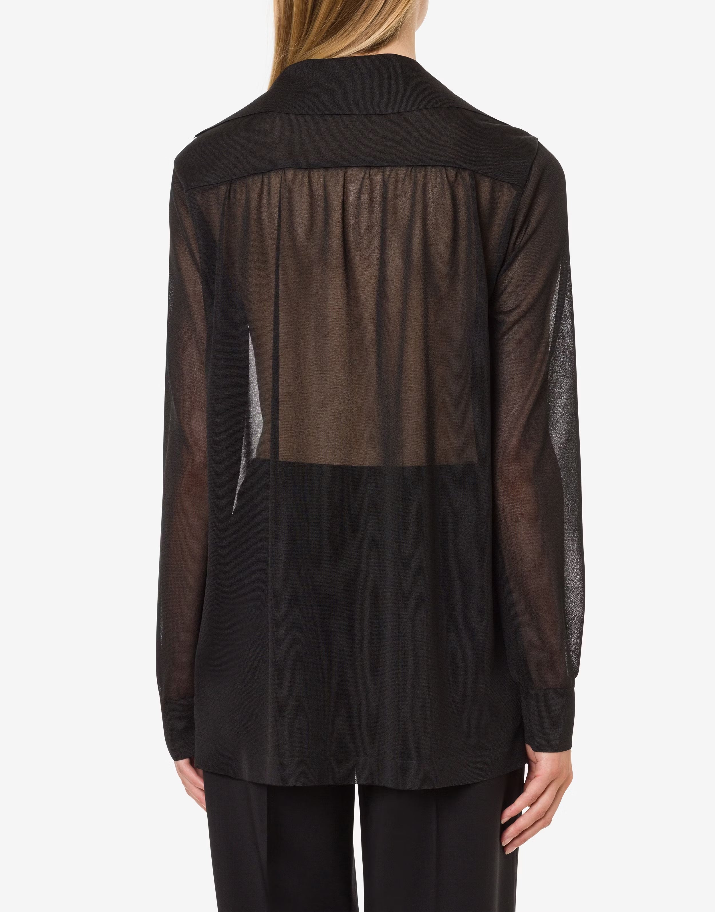 חולצה אלגנטית שקופה עם צווארון במפתח Vהרכב: 97% ויסקוזה, 3% אלסטןהדוגמנית בגובה 1.78 ולובשת מידה 42 איטלקית