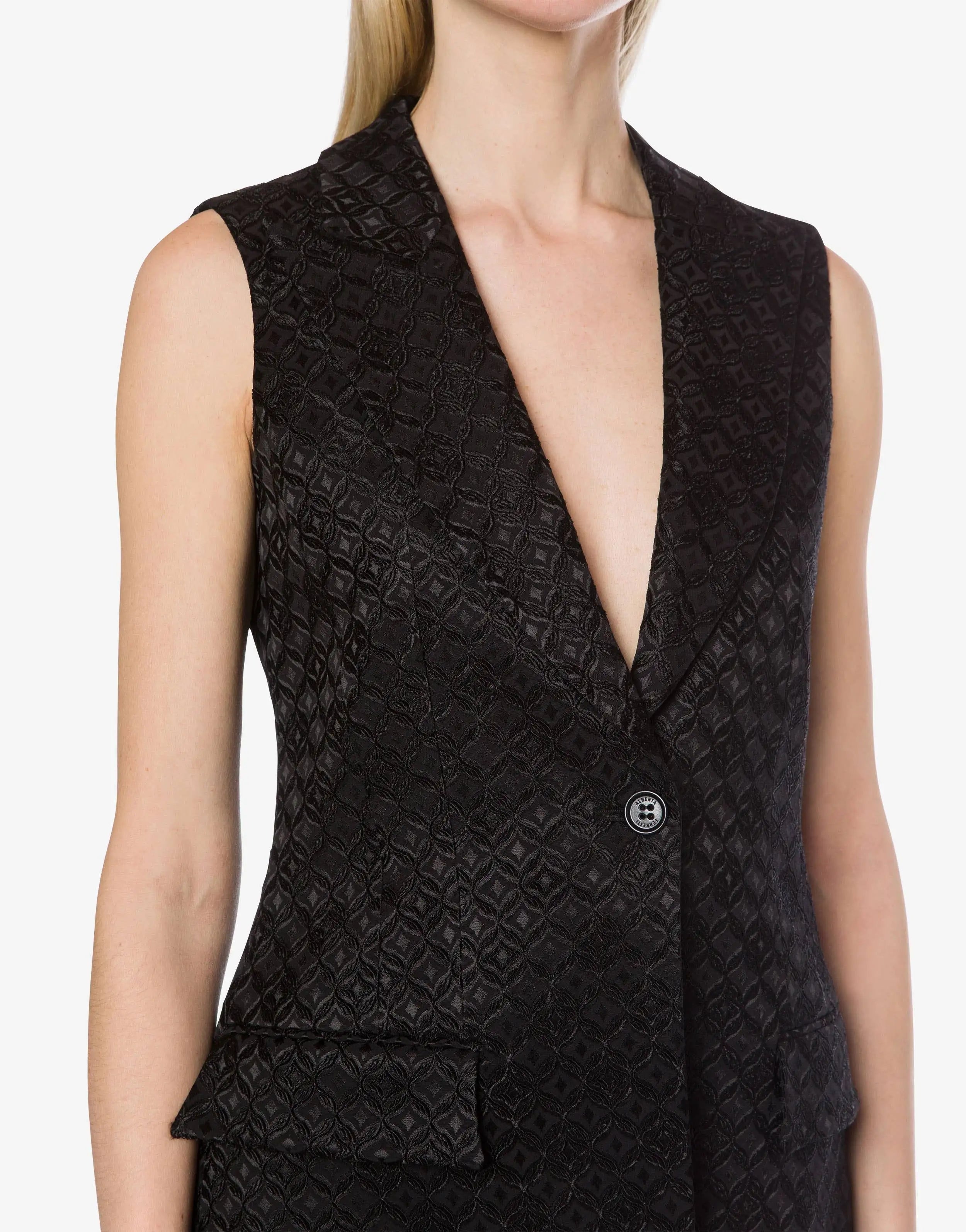 ווסט בגזרה מחוייטת עם כפתור אחדהרכב: 75% ויסקוזה, 23% כותנה, 2% אלסטן; בטנה: 100% ויסקוזההדוגמנית בגובה 1.78 ולובשת מידה 42 איטלקית