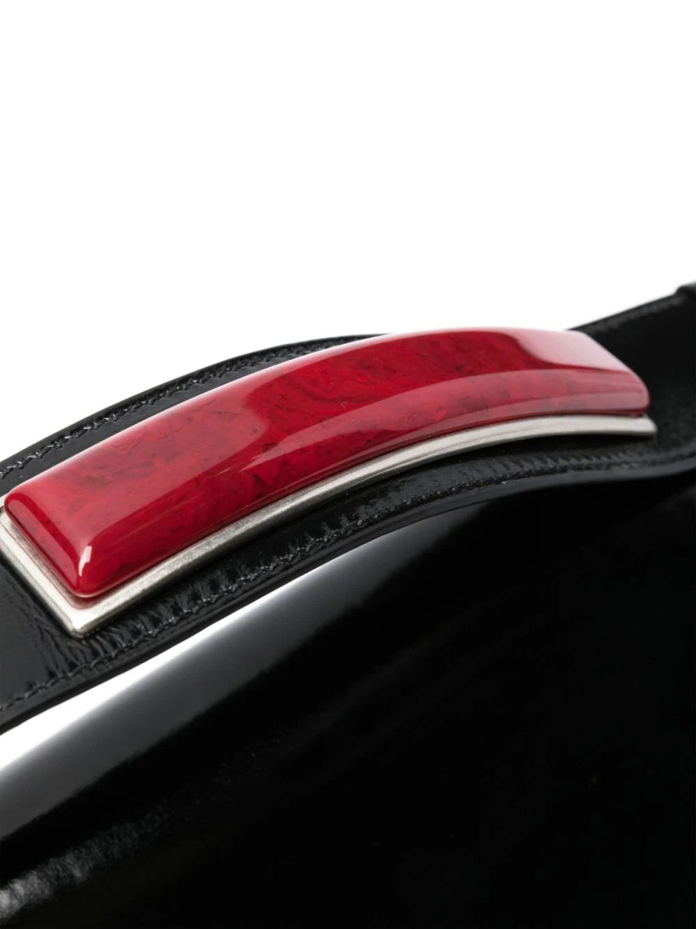 תיק יד מלבני בעיטור אבן חן אדומה על הרצועההרכב: 100% עור נאפהמידות:רוחב - 33 ס"מגובה - 24 ס"מעומק - 2 ס"מרצועת יד - 8 ס"מרצועת מתכת - 50 ס"מ