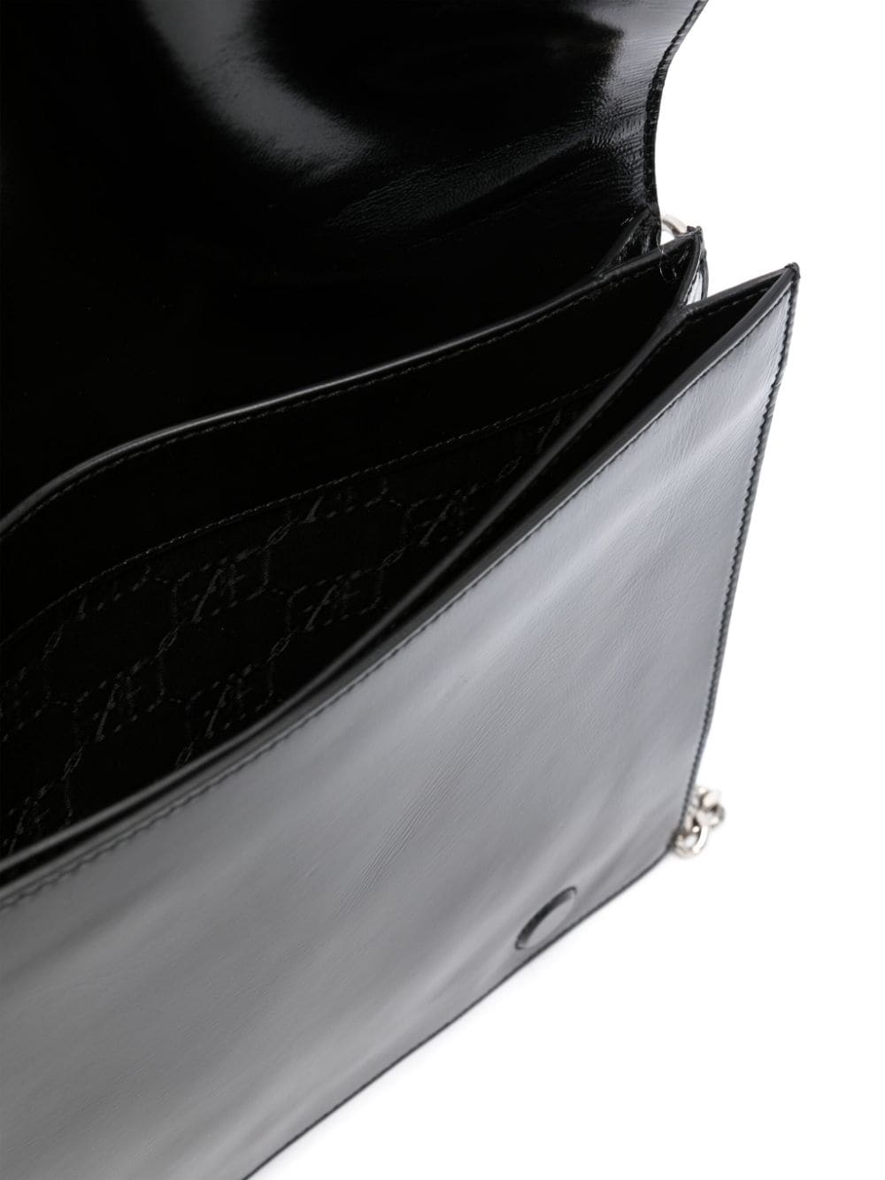 תיק יד מלבני בעיטור אבן חן אדומה על הרצועההרכב: 100% עור נאפהמידות:רוחב - 33 ס"מגובה - 24 ס"מעומק - 2 ס"מרצועת יד - 8 ס"מרצועת מתכת - 50 ס"מ