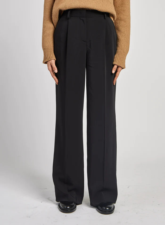 מכנסיים מחוייטים בגזרה גבוהה עם קפליםהרכב: 96% ויסקוזה, 4% אלסטןהדוגמנית בגובה 1.75 ולובשת מידה 42 איטלקית