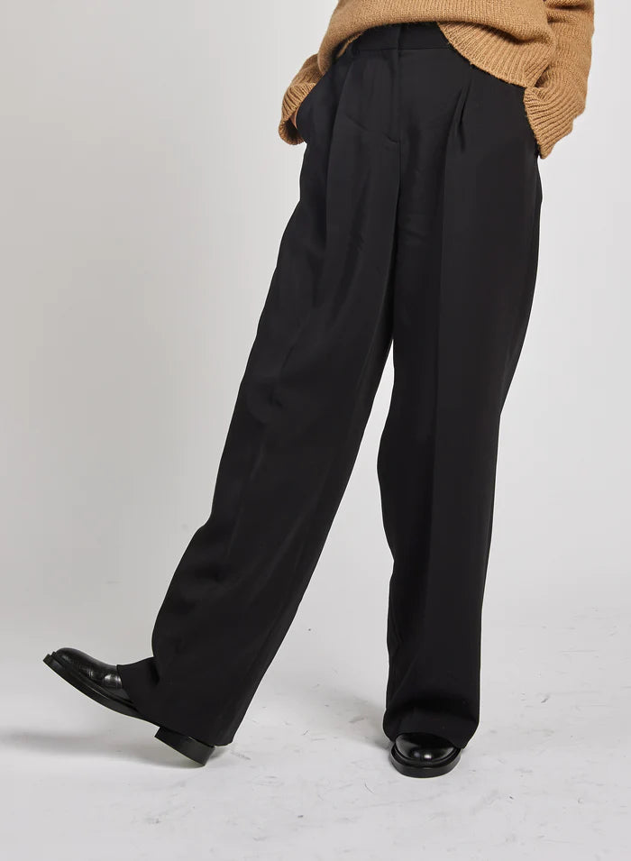 מכנסיים מחוייטים בגזרה גבוהה עם קפליםהרכב: 96% ויסקוזה, 4% אלסטןהדוגמנית בגובה 1.75 ולובשת מידה 42 איטלקית