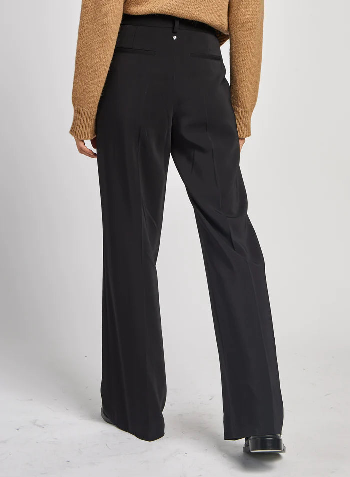 מכנסיים מחוייטים בגזרה גבוהה עם קפליםהרכב: 96% ויסקוזה, 4% אלסטןהדוגמנית בגובה 1.75 ולובשת מידה 42 איטלקית