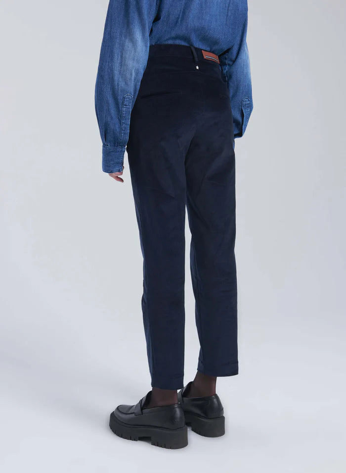 מכנסי קטיפה מחוייטים בגזרת סלים פיטהרכב: 98% כותנה, 2% אלסטןהדוגמנית בגובה 1.75 ולובשת מידה 42 איטלקית