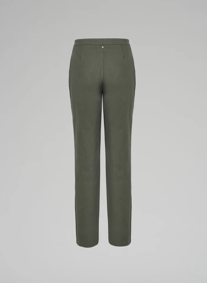 מכנסיים מחוייטים עם סגירת כפתור צידיהרכב: 62% כותנה, 35% ליוסל, 3% אלסטןהדוגמנית בגובה 1.80 ולובשת מידה 42 איטלקית