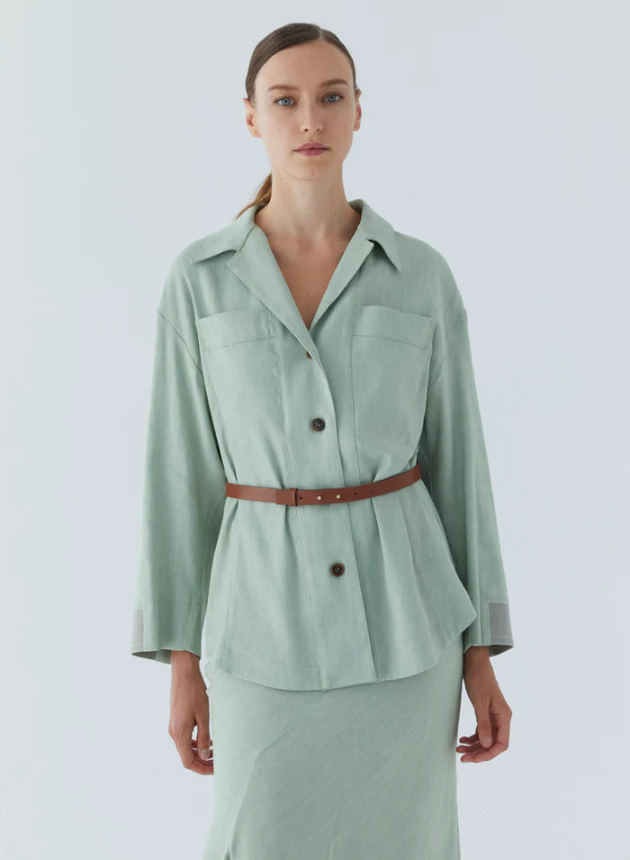 חולצה מכופתרת בגזרת אוברסייזהרכב: 62% פשתן, 31% ויסקוזה, 4% אלסטן, 1% כותנה, 1% פוליאסטר, 1% פוליאמידהדוגמנית בגובה 1.75 ולובשת מידה 40 איטלקית