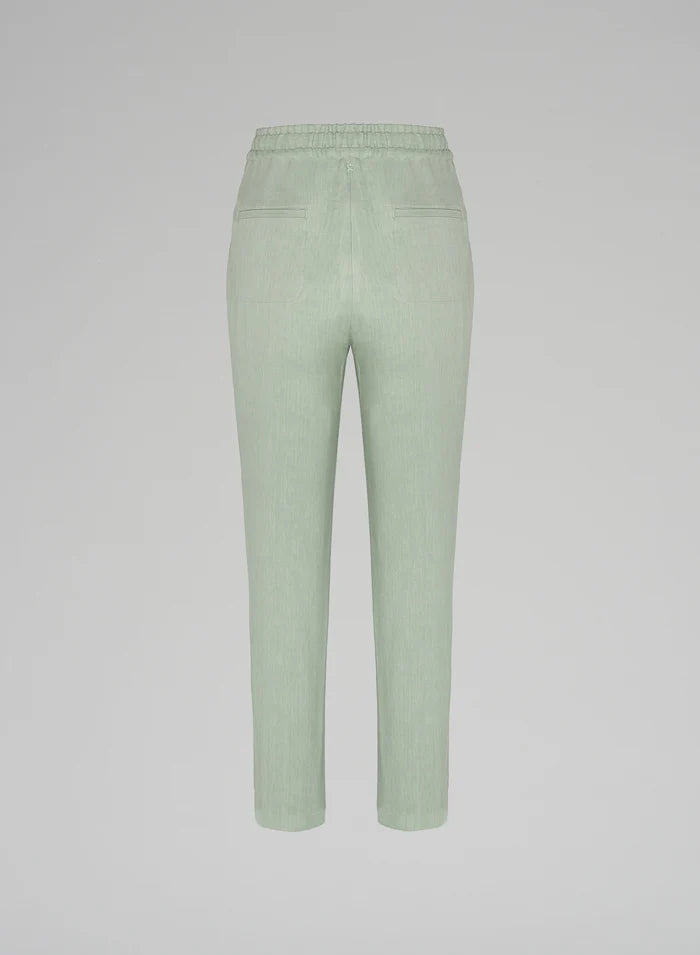 מכנסי לאונג' מפשתן עם גומי במותןהרכב: 64% פשתן, 31% ויסקוזה, 3% אלסטן, 1% כותנה, 1% פוליאסטרהדוגמנית בגובה 1.75 ולובשת מידה 40 איטלקית