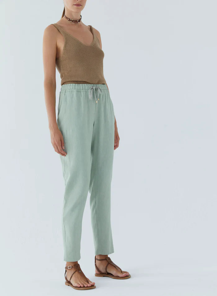 מכנסי לאונג' מפשתן עם גומי במותןהרכב: 64% פשתן, 31% ויסקוזה, 3% אלסטן, 1% כותנה, 1% פוליאסטרהדוגמנית בגובה 1.75 ולובשת מידה 40 איטלקית