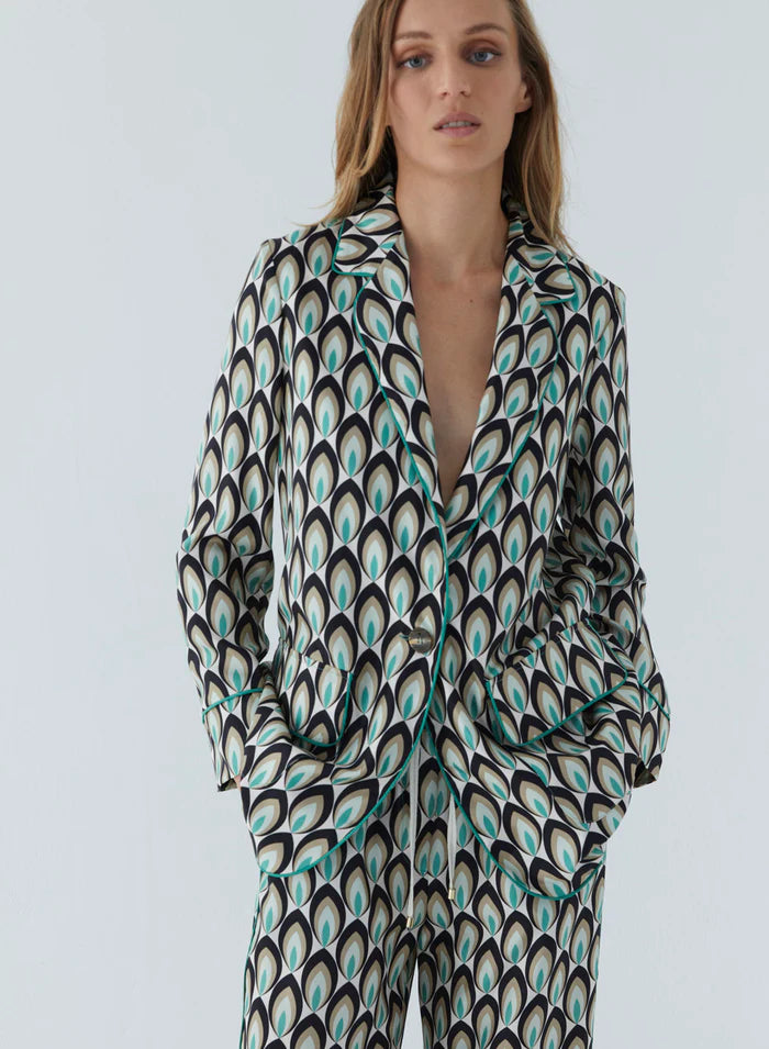 ז'קט משי מחוייט עם הדפס טווסהרכב: 72% משי, 17% אצטט, 9% כותנה, 1% פוליאסטר, 1% ויסקוזההדוגמנית בגובה 1.75 ולובשת מידה 40 איטלקית