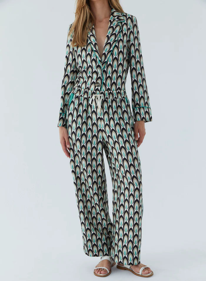 מכנסי לאונג' עם הדפס טווסהרכב: 72% משי, 17% אצטט, 9% כותנה, 1% פוליאסטר, 1% ויסקוזההדוגמנית בגובה 1.75 ולובשת מידה 40 איטלקית