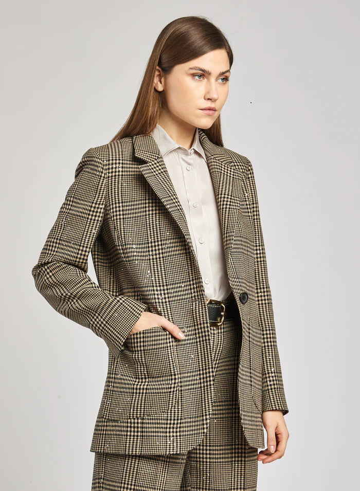 בלייזר מחוייט סינגל ברסט עם הדפס משבצותהרכב: 70% צמר וירג'ין, 29% כותנה, 1% פוליאסטרהדוגמנית בגובה 1.75 ולובשת מידה 42 איטלקית