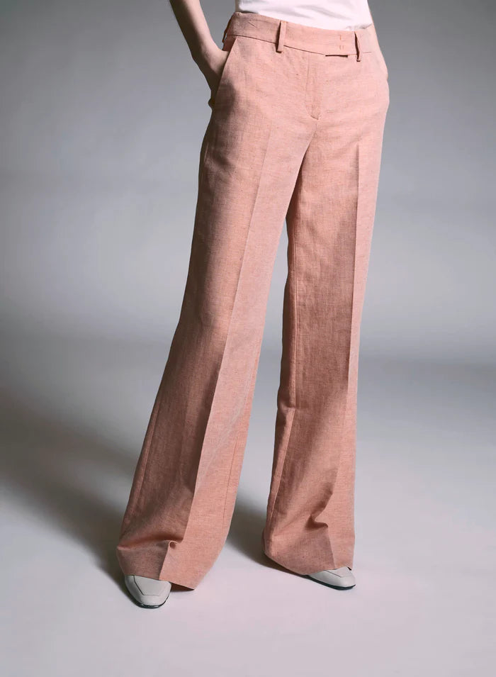 מכנסיים מחוייטים מתרחביםהרכב: 55% פשתן, 45% כותנההדוגמנית בגובה 1.77 ולובשת מידה 40 איטלקית