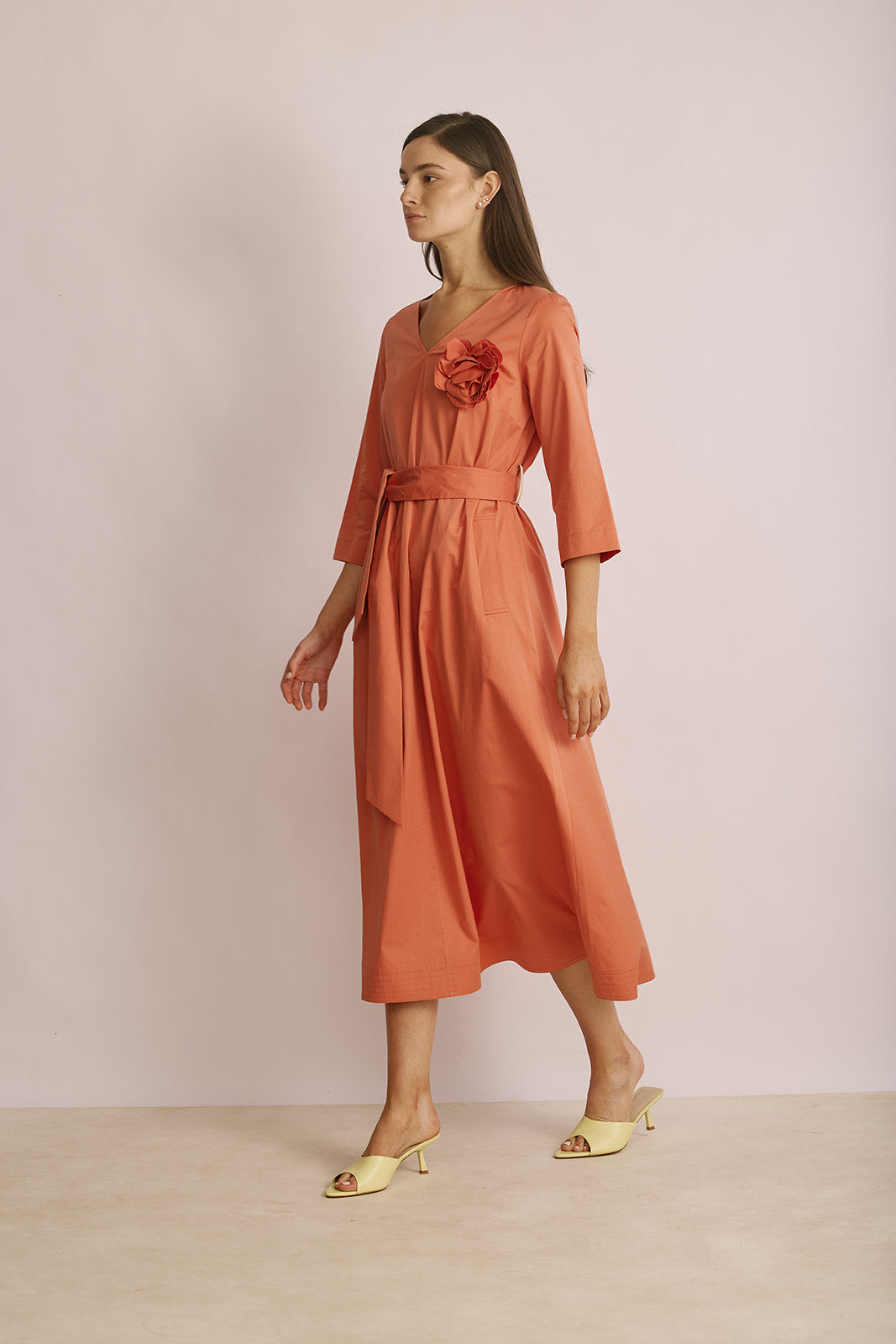 שמלת ערב באורך מידי בגזרת A עם עיטור פרח וחגורת מותן הניתנת להסרההרכב: 97% כותנה, 3% אלסטןהדוגמנית בגובה 1.80 ולובשת מידה 40 של LORENA ANTONIAZZI