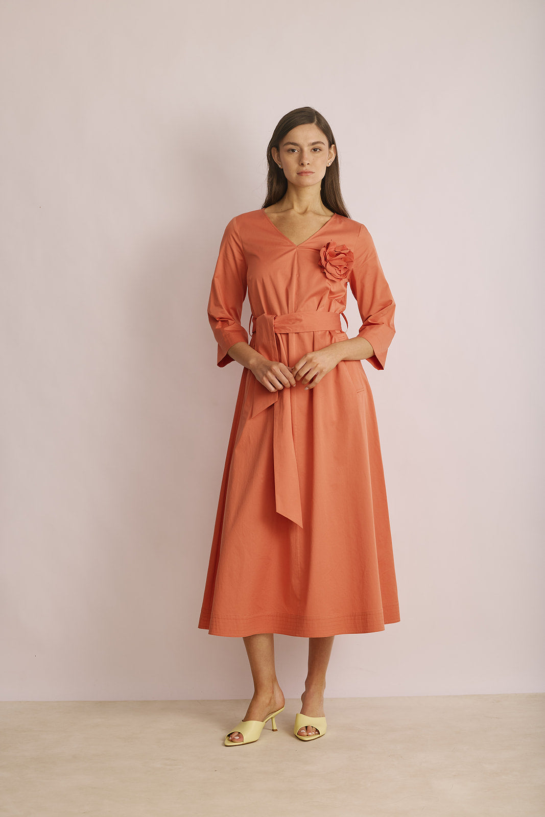 שמלת ערב באורך מידי בגזרת A עם עיטור פרח וחגורת מותן הניתנת להסרההרכב: 97% כותנה, 3% אלסטןהדוגמנית בגובה 1.80 ולובשת מידה 40 של LORENA ANTONIAZZI