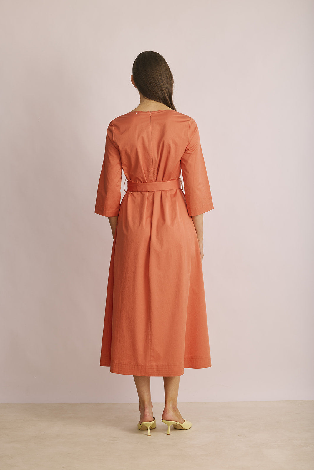 שמלת ערב באורך מידי בגזרת A עם עיטור פרח וחגורת מותן הניתנת להסרההרכב: 97% כותנה, 3% אלסטןהדוגמנית בגובה 1.80 ולובשת מידה 40 של LORENA ANTONIAZZI