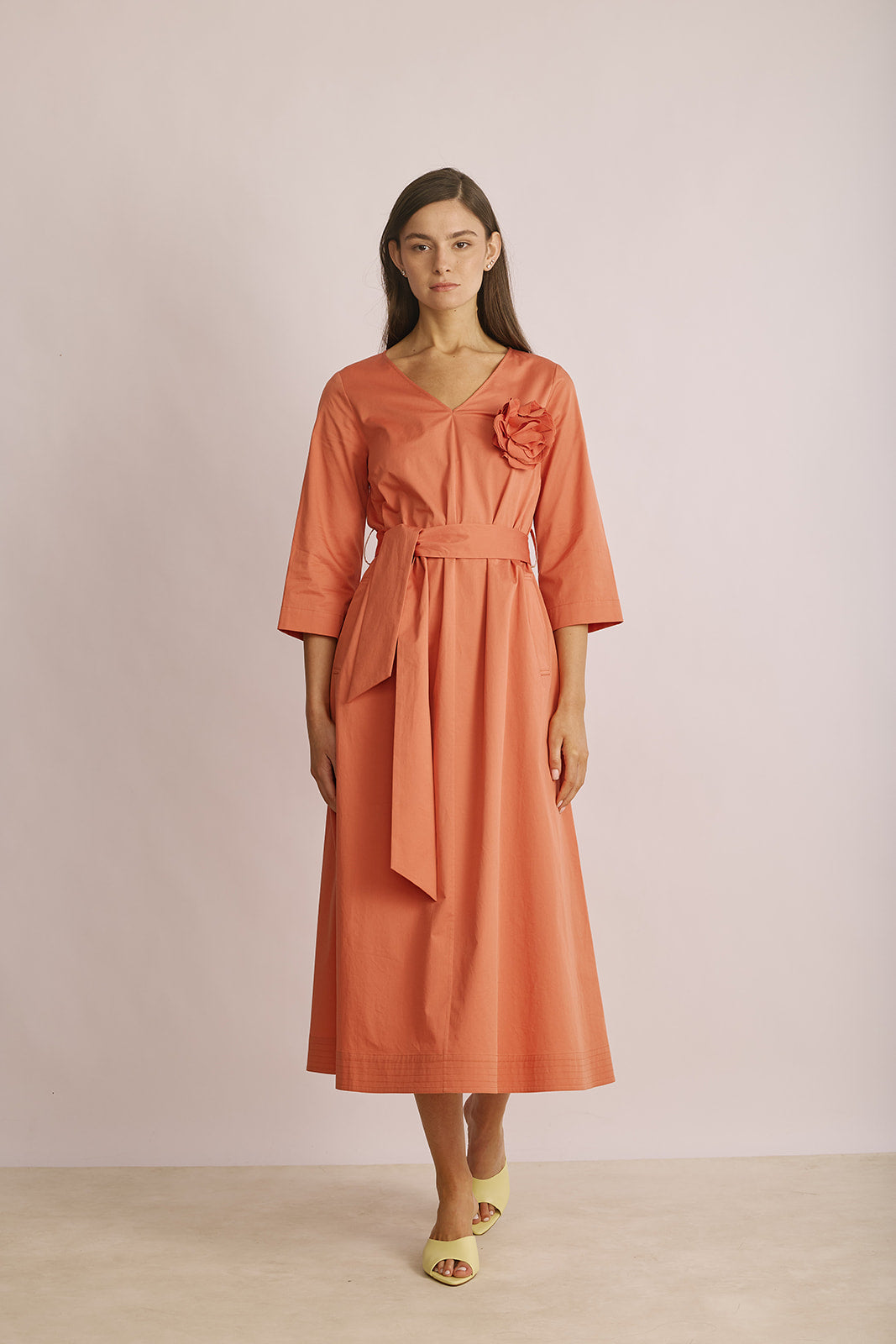 שמלת ערב באורך מידי בגזרת A עם עיטור פרח וחגורת מותן הניתנת להסרההרכב: 97% כותנה, 3% אלסטןהדוגמנית בגובה 1.80 ולובשת מידה 40 של LORENA ANTONIAZZI